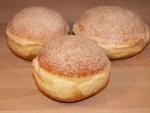 3 Krapfen Puderzucker (zusammen ~165g)